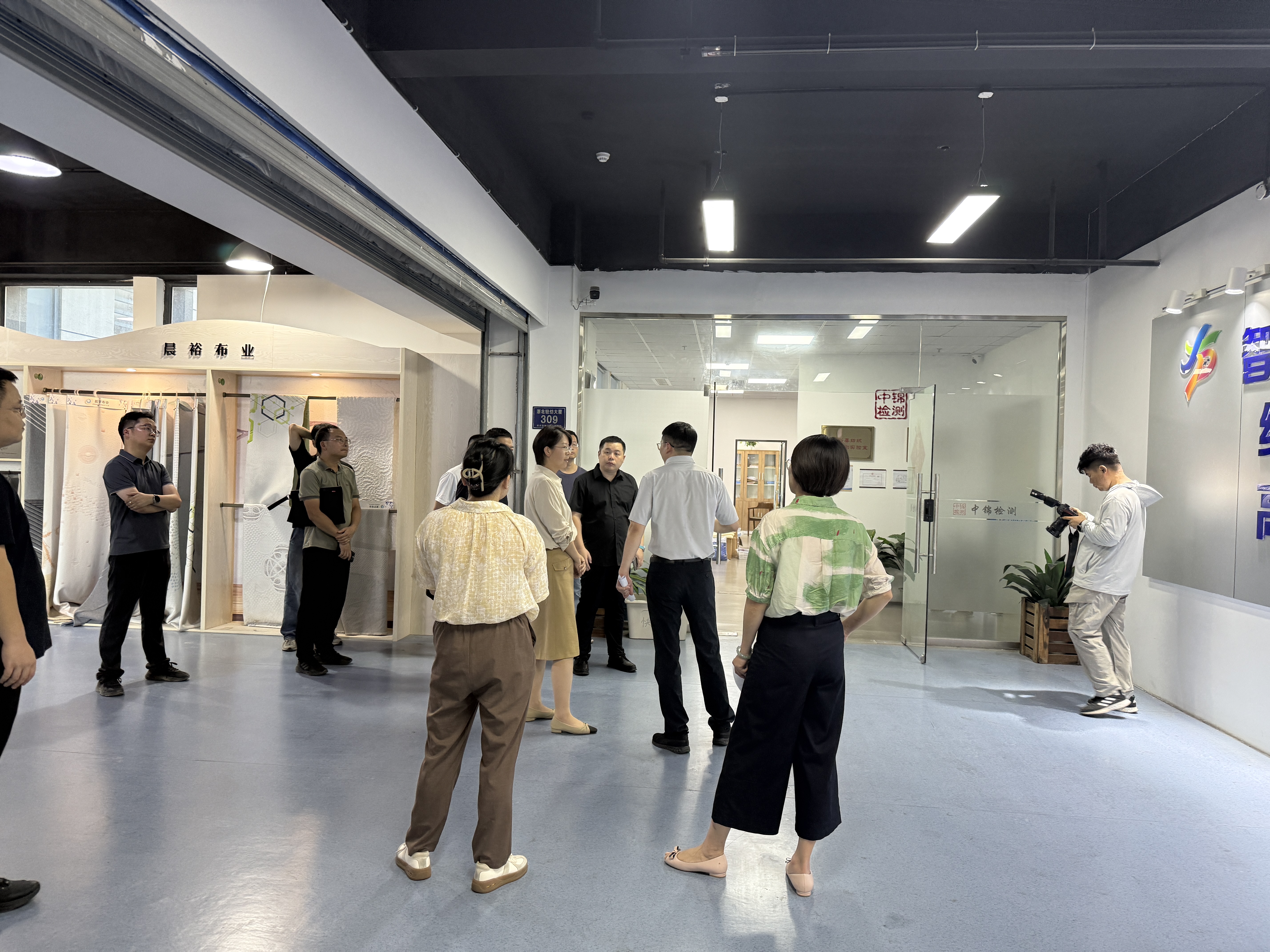 县委副书记、县长姜华一行调研中锦检测